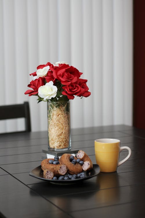 玻璃花瓶里的玫瑰照片 · 免费素材图片