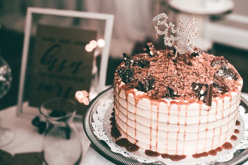 香草蛋糕配巧克力和糖浆 · 免费素材图片