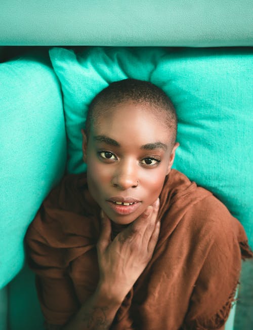 躺在床上的人的照片 · 免费素材图片