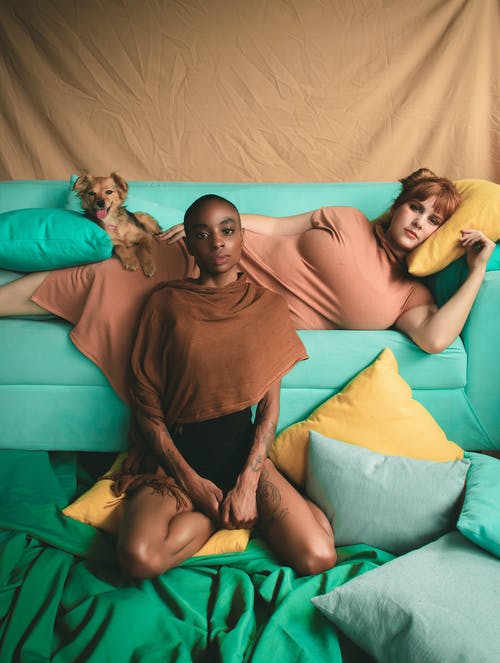 躺在绿色的沙发上的女人 · 免费素材图片