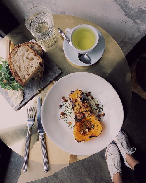 桌上的熟食平躺照片 · 免费素材图片