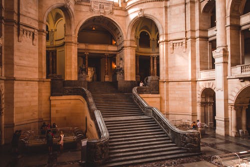 空楼梯穿过建筑物 · 免费素材图片