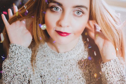 女人穿着灰色长袖 · 免费素材图片