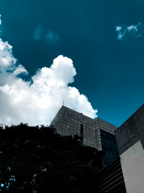 高层建筑的低角度照片 · 免费素材图片