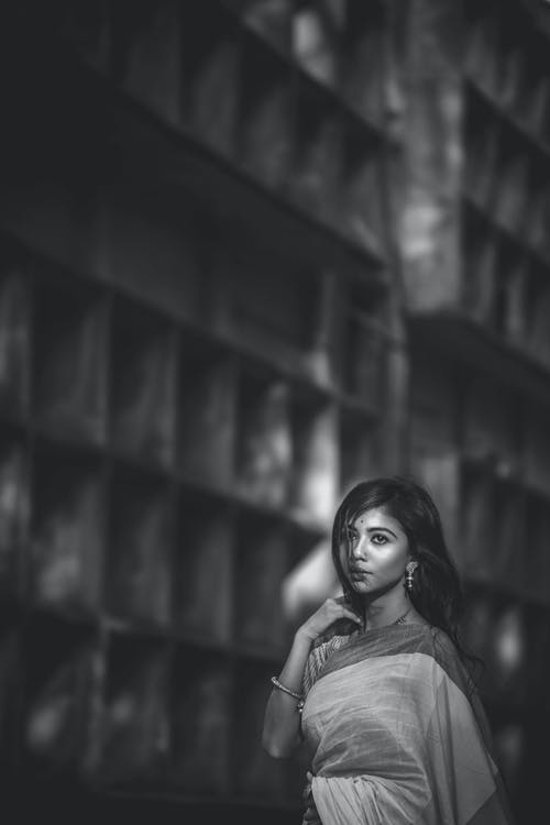 女人的灰度照片 · 免费素材图片