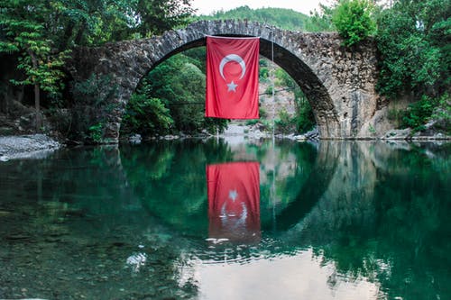 土耳其国旗挂在桥上 · 免费素材图片