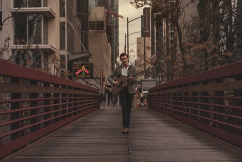 人在天桥弹吉他 · 免费素材图片