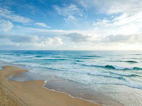 蓝色和白色的天空下的海滩 · 免费素材图片