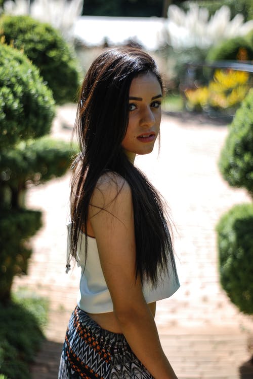 站在灌木丛之间的女人 · 免费素材图片