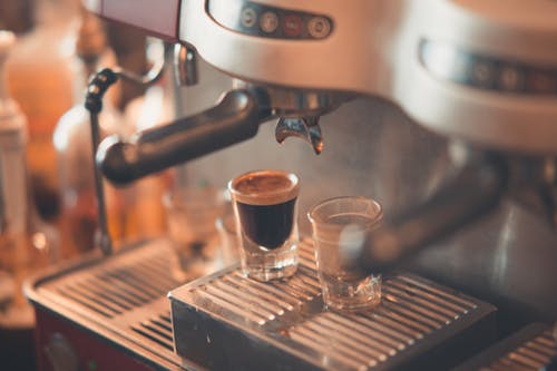 浓缩咖啡机的选择性聚焦摄影 · 免费素材图片