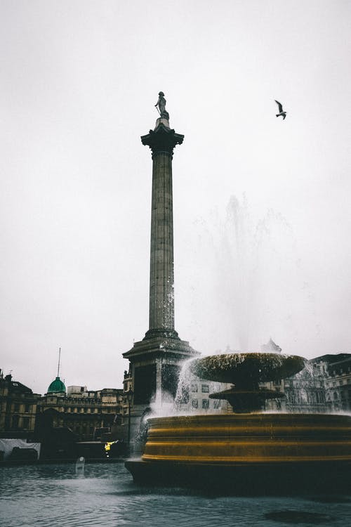 特拉法加广场，伦敦，英国在灰色的天空下 · 免费素材图片