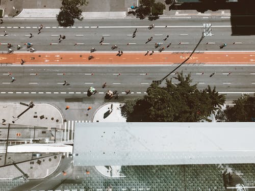 建筑物附近道路上的人的高角度摄影 · 免费素材图片