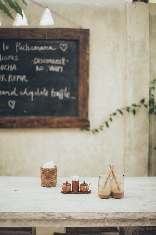 桌上的两个玻璃罐 · 免费素材图片