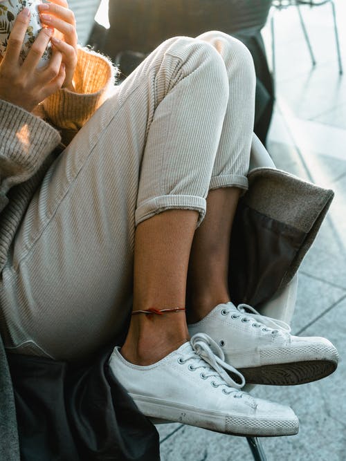 坐下的人 · 免费素材图片