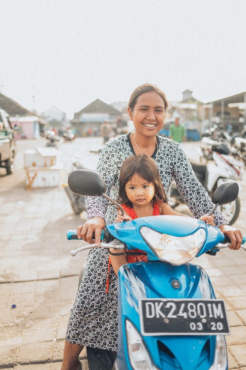女人骑摩托车 · 免费素材图片
