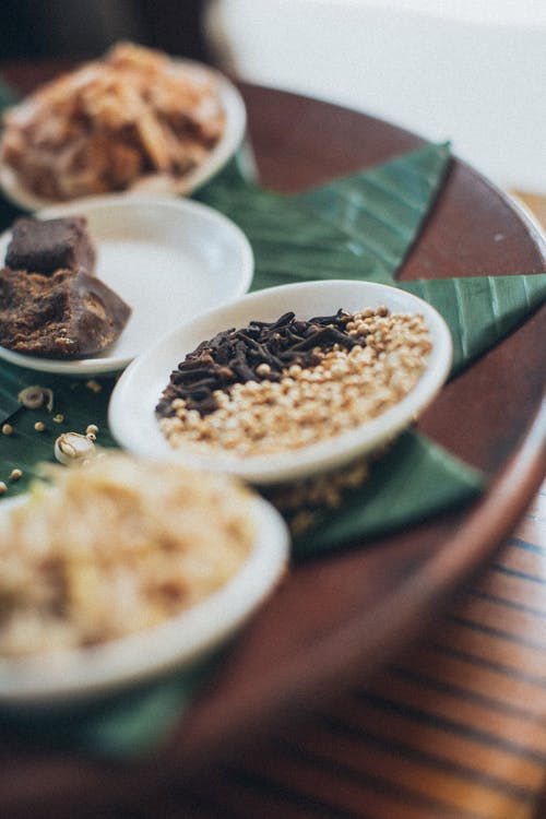 棕色板上的食物 · 免费素材图片