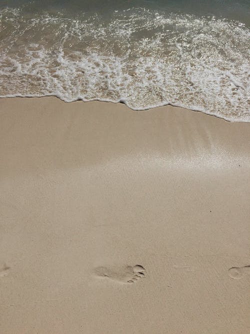 沙滩上的足迹 · 免费素材图片