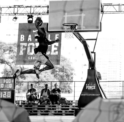男子举行篮球 · 免费素材图片