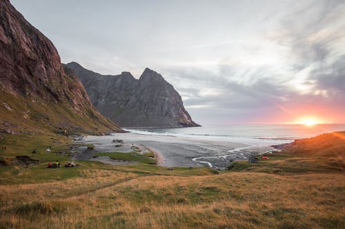 山附近的草地 · 免费素材图片