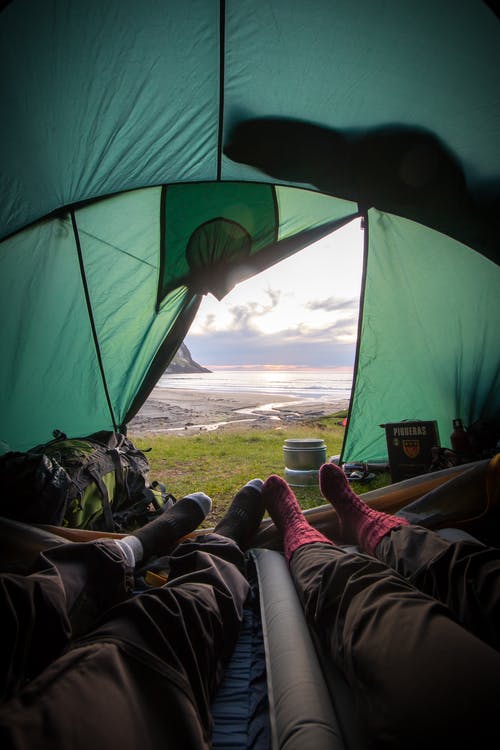 两人躺在帐篷里 · 免费素材图片