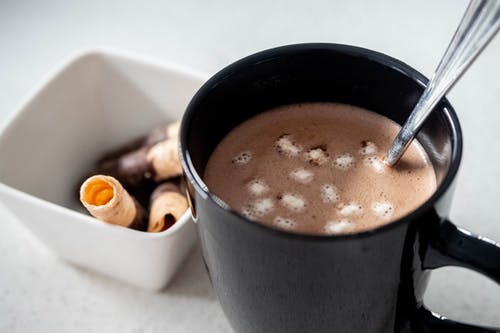 白碗旁边的黑色杯子里的热巧克力 · 免费素材图片