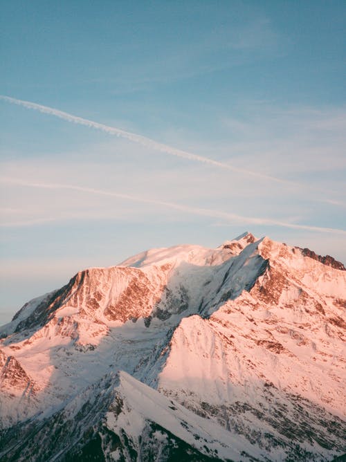 蓝蓝的天空下雪山的照片 · 免费素材图片
