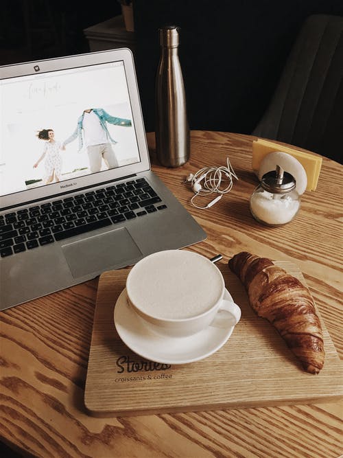 茶杯旁的macbook Pro · 免费素材图片