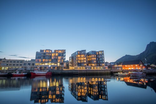 带灯建筑物 · 免费素材图片