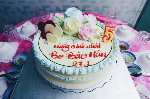 圆形五彩花卉糖霜蛋糕 · 免费素材图片