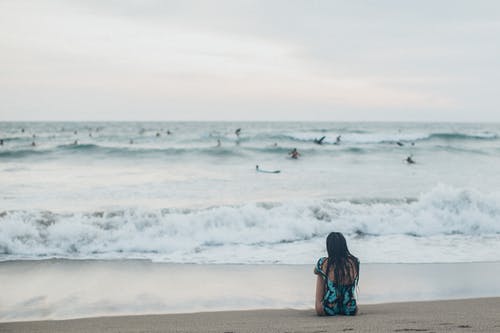 女人坐在岸边 · 免费素材图片