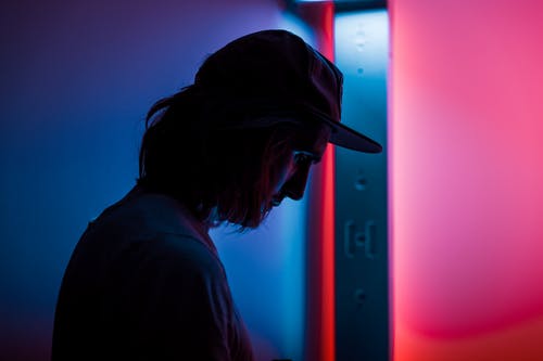 男子戴着门附近戴帽的剪影 · 免费素材图片