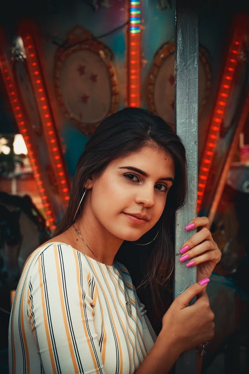 女士黑色和白色长袖衬衫 · 免费素材图片