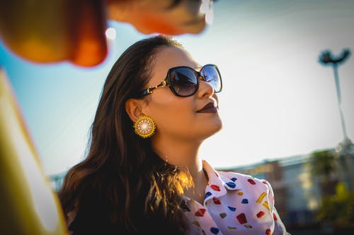 戴着墨镜和白领的女人的选择性聚焦摄影 · 免费素材图片