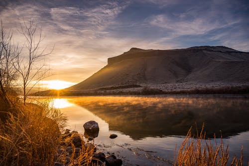 水体附近的山 · 免费素材图片