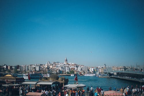 站在桥和水体附近的人 · 免费素材图片