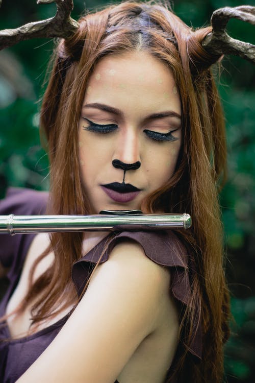 长笛演奏的女人 · 免费素材图片