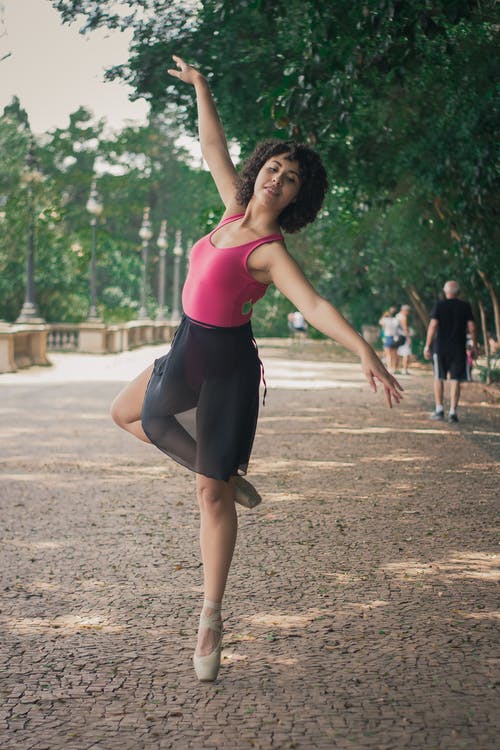 女人跳舞谷户外 · 免费素材图片