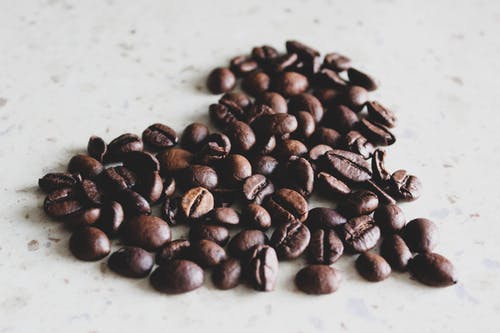 白色表面上的咖啡豆 · 免费素材图片