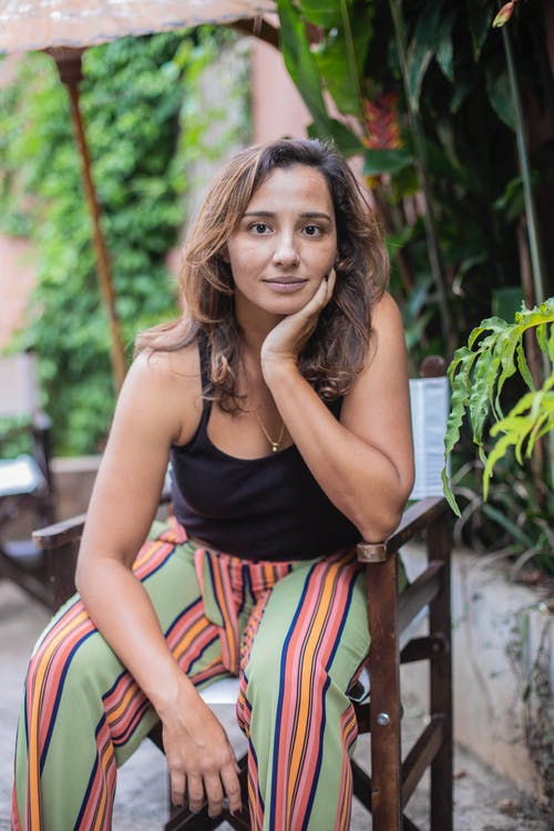 女人坐在扶手椅上 · 免费素材图片