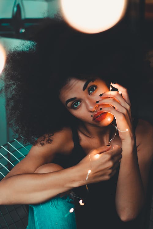 女人穿着背心的特写摄影 · 免费素材图片