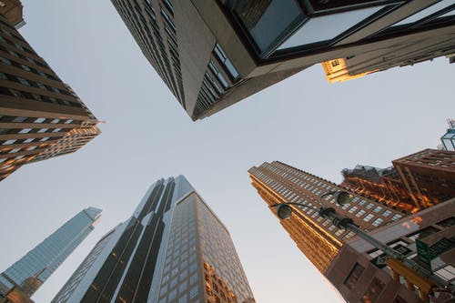 低角度建筑物摄影 · 免费素材图片