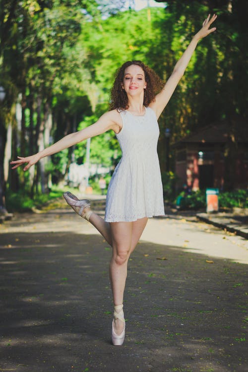 街上的芭蕾舞演员的照片 · 免费素材图片