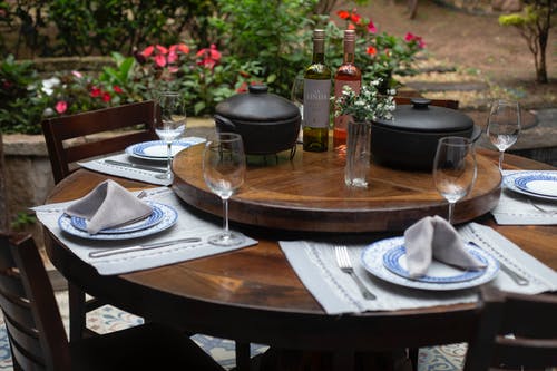 餐桌套装，带盘子，水杯和两个锅 · 免费素材图片