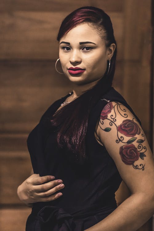 女人抱着她的肚子穿黑色的衣服 · 免费素材图片