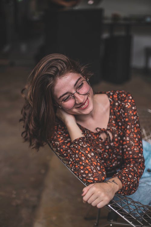 选择性聚焦摄影的微笑的女人 · 免费素材图片