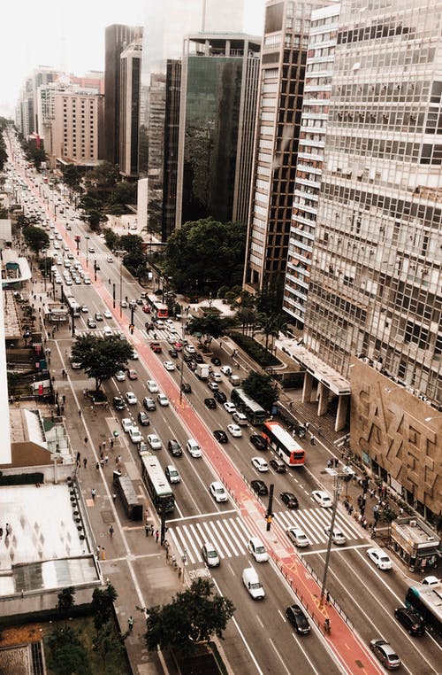 建筑物附近道路的航拍 · 免费素材图片