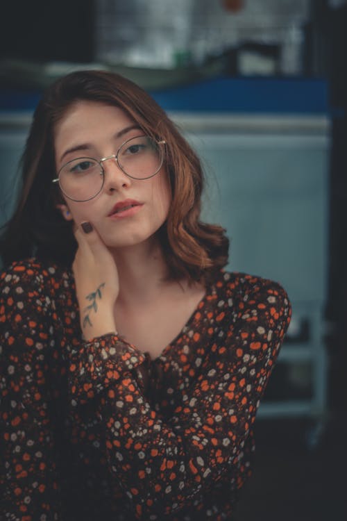 女人穿着棕色上衣 · 免费素材图片