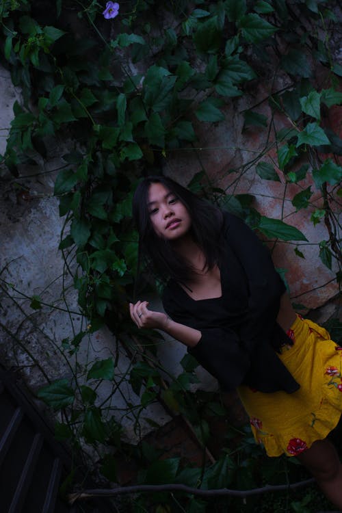 靠近树叶的女孩照片 · 免费素材图片