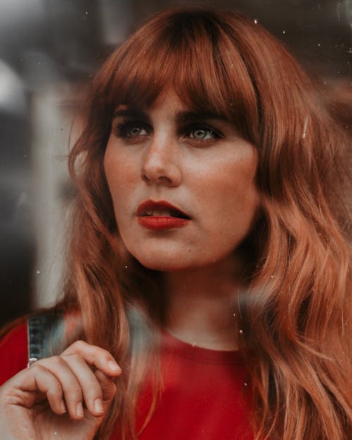 女人穿着红色圆领上衣 · 免费素材图片