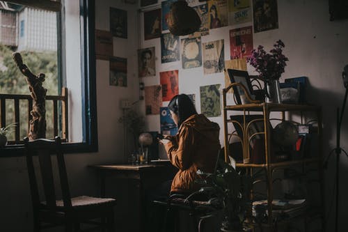 女人坐在椅子上面对表 · 免费素材图片